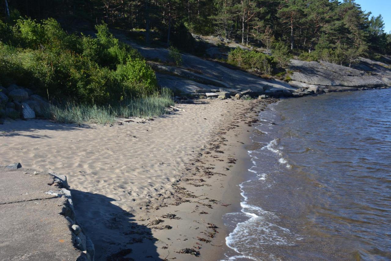 Haellestrand Vandrarhem Stromstad Exterior photo